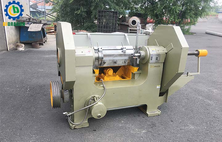 Wood veneer peeling machine