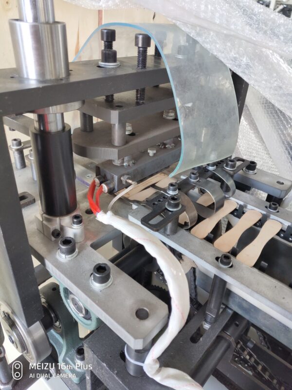 Tr&auml; eng&aring;ngsguddepressor enstaka sidor Brandng Machine